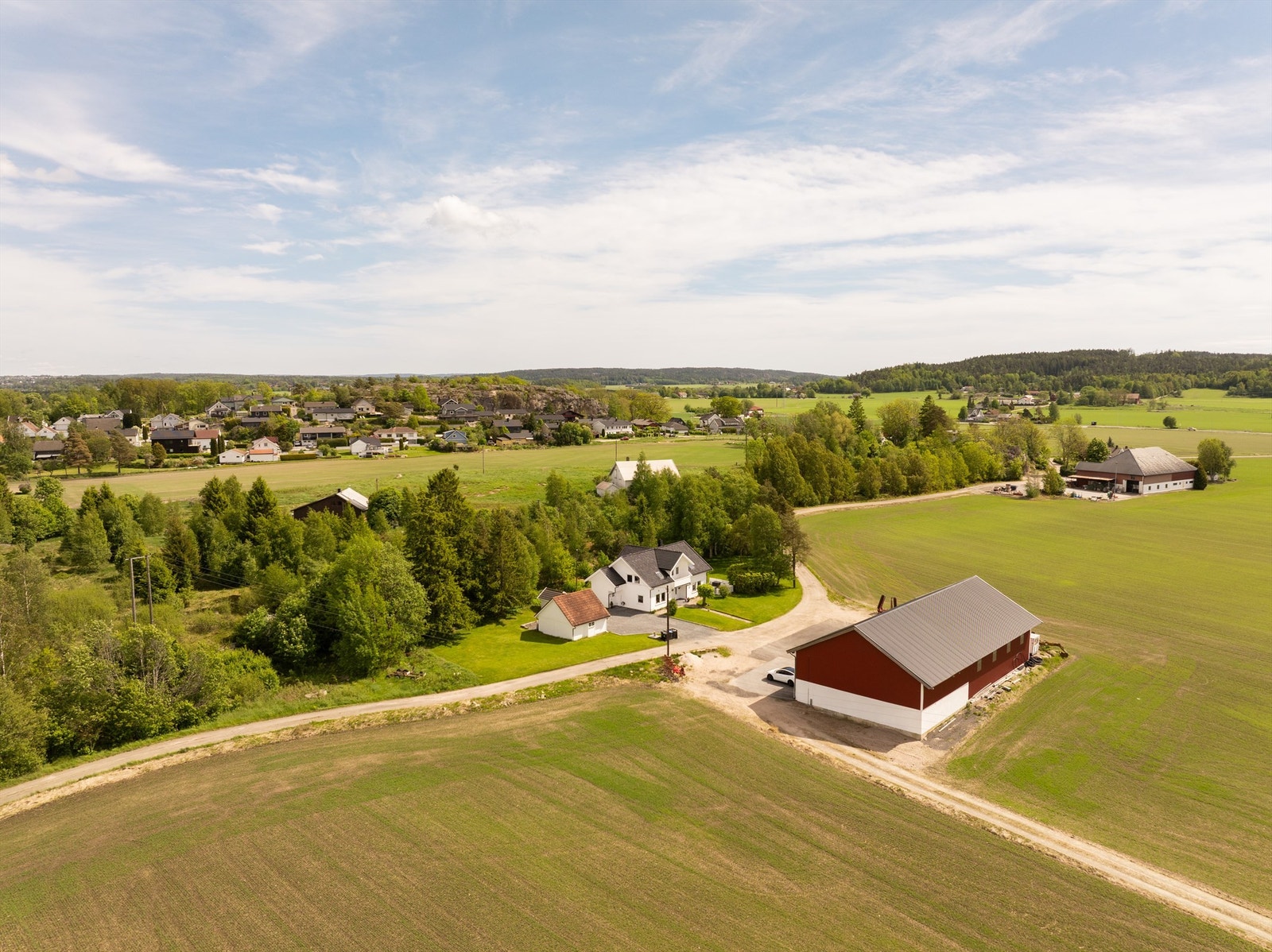 Låven tilhører ikke eiendommen. Noe landbruksaktivitet må påregnes, blant annet i forbindelse med vår- og høstonn. Galleribilde