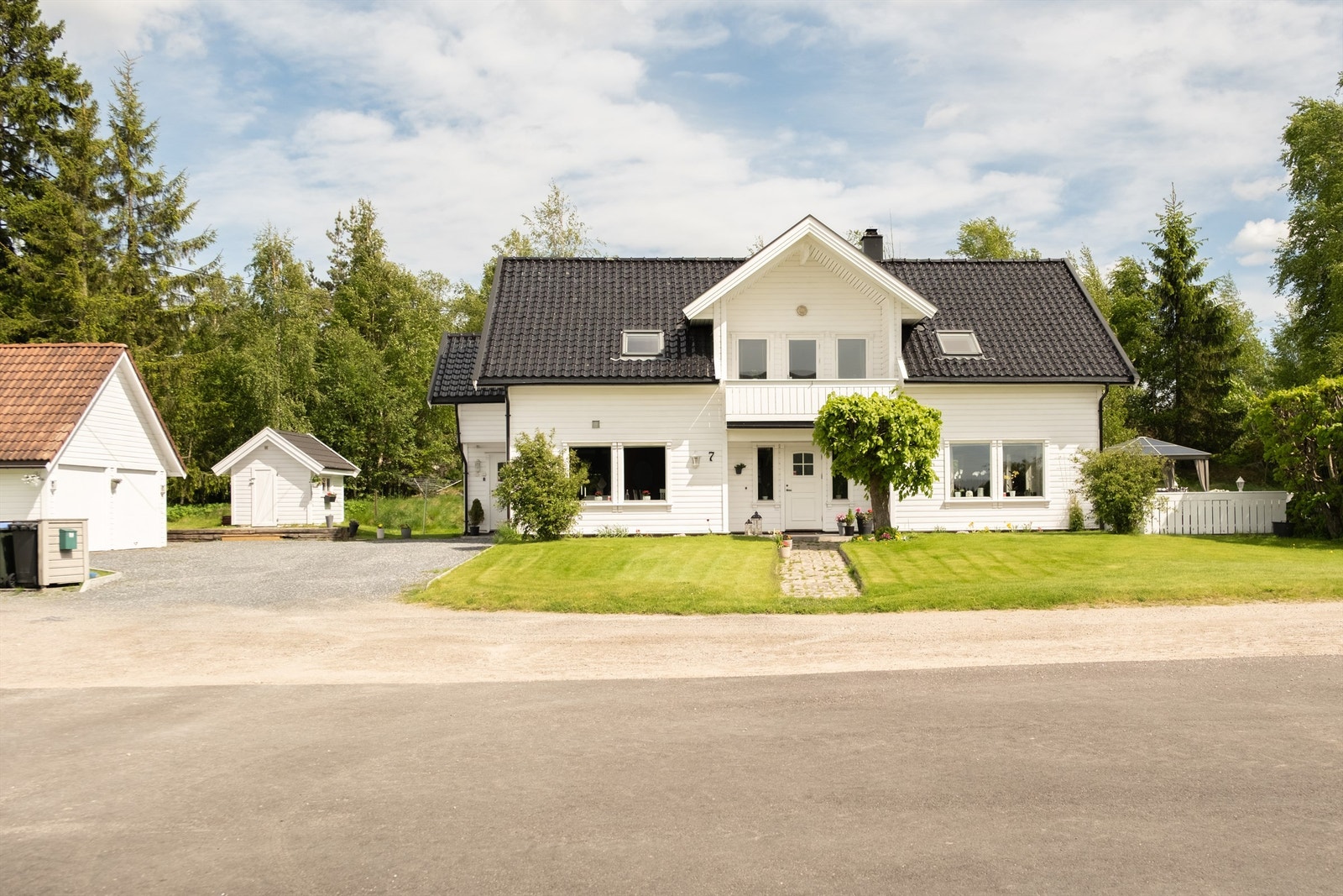 Med hele fem store soverom og en meget usjenert beliggenhet er denne eneboligen fra 1998 utpreget familievennlig. Fotograf; Kristoffer Kristiansen. Galleribilde
