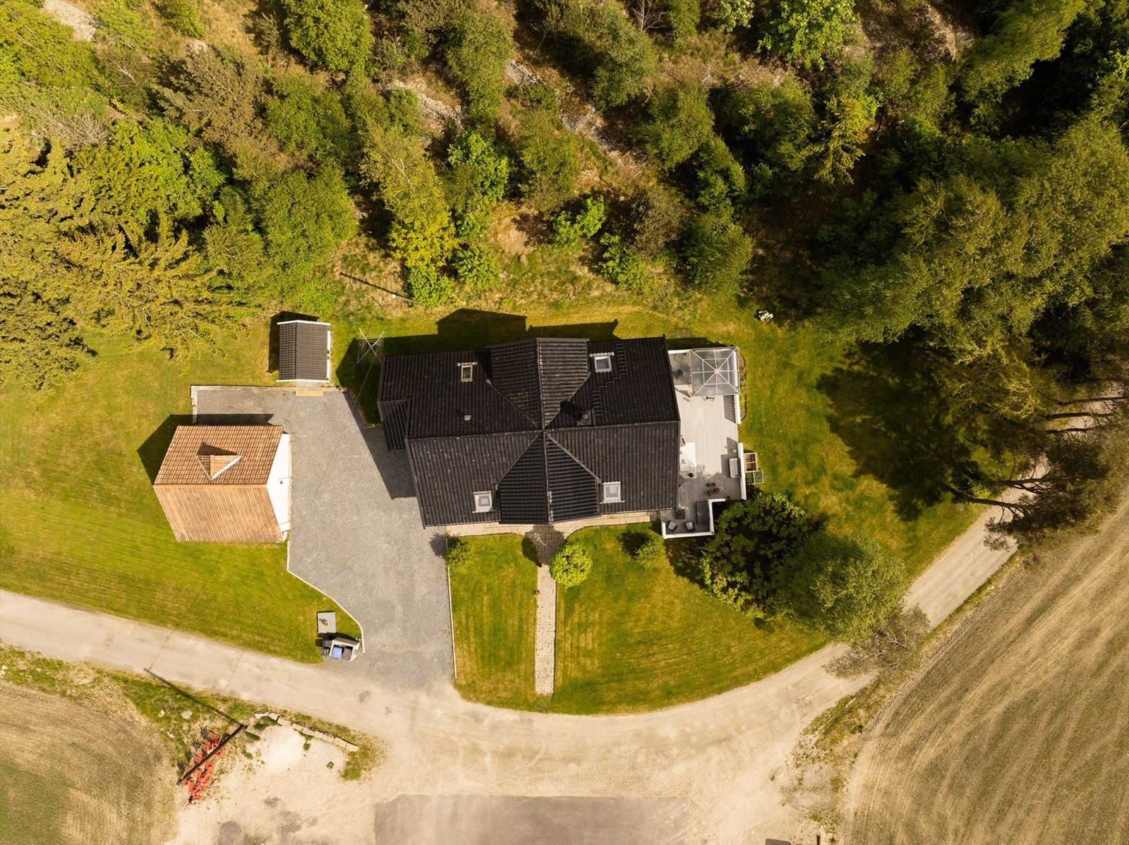 Eiet tomt på nær 1,6 mål gir familien står boltreplass i egne omgivelser. Det er lang avstand til annen boligbebyggelse. Galleribilde