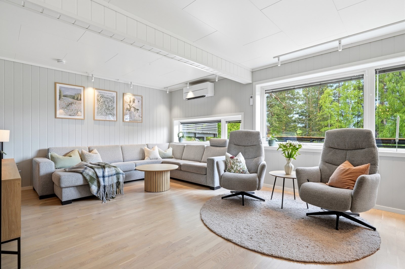 Store vinduer gir godt med dagslys inn i stuen. Galleribilde