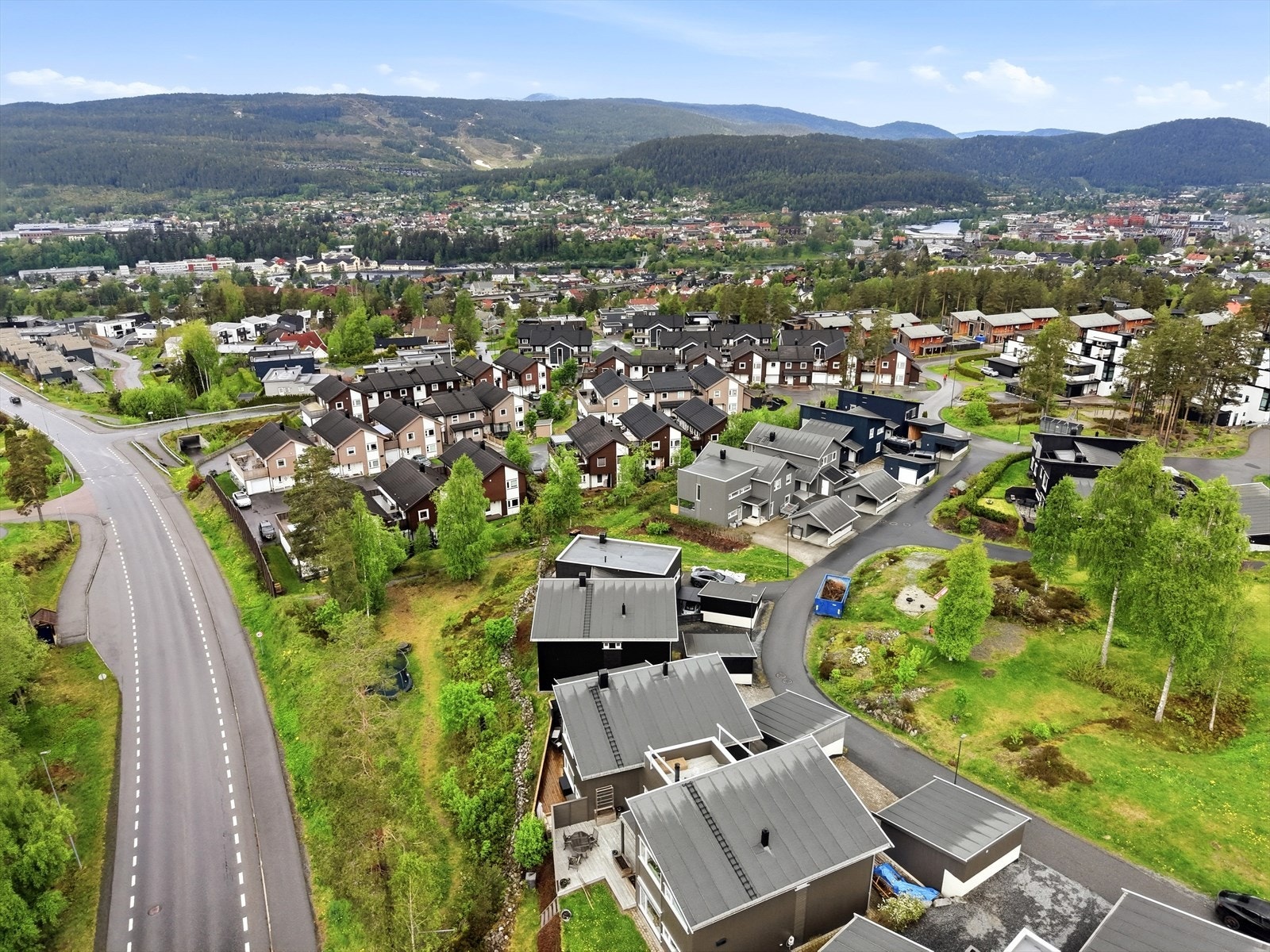 Boligen ligger i Gamlegrendåsen, et populært boligområde i Kongsberg. Galleribilde