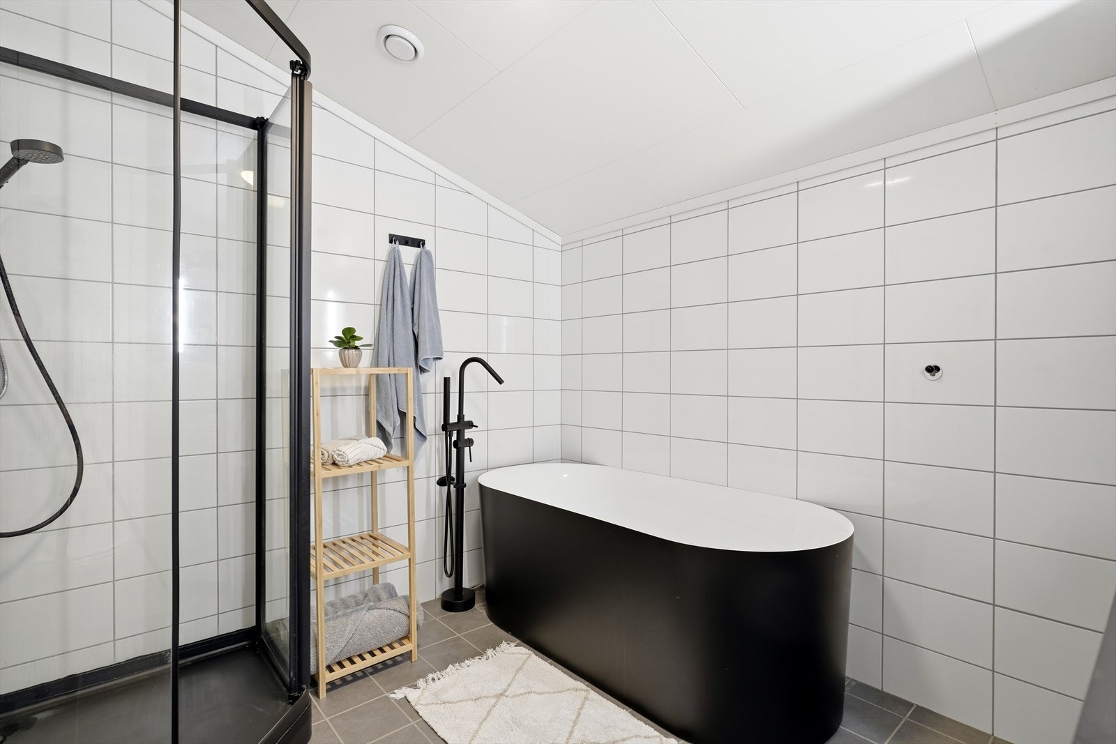 Her finnes både et frittstående badekar og et separat dusjkabinett. Både badekar, dusj, speil og innredning, er oppgradert i regi av nåværende eier. Galleribilde