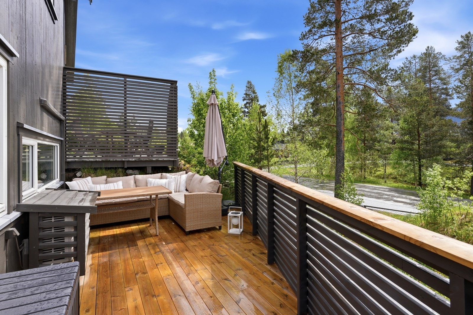 Her er det god plass for både avslapning og sosiale sammenkomster. Sydvendt med gode solforhold. Galleribilde