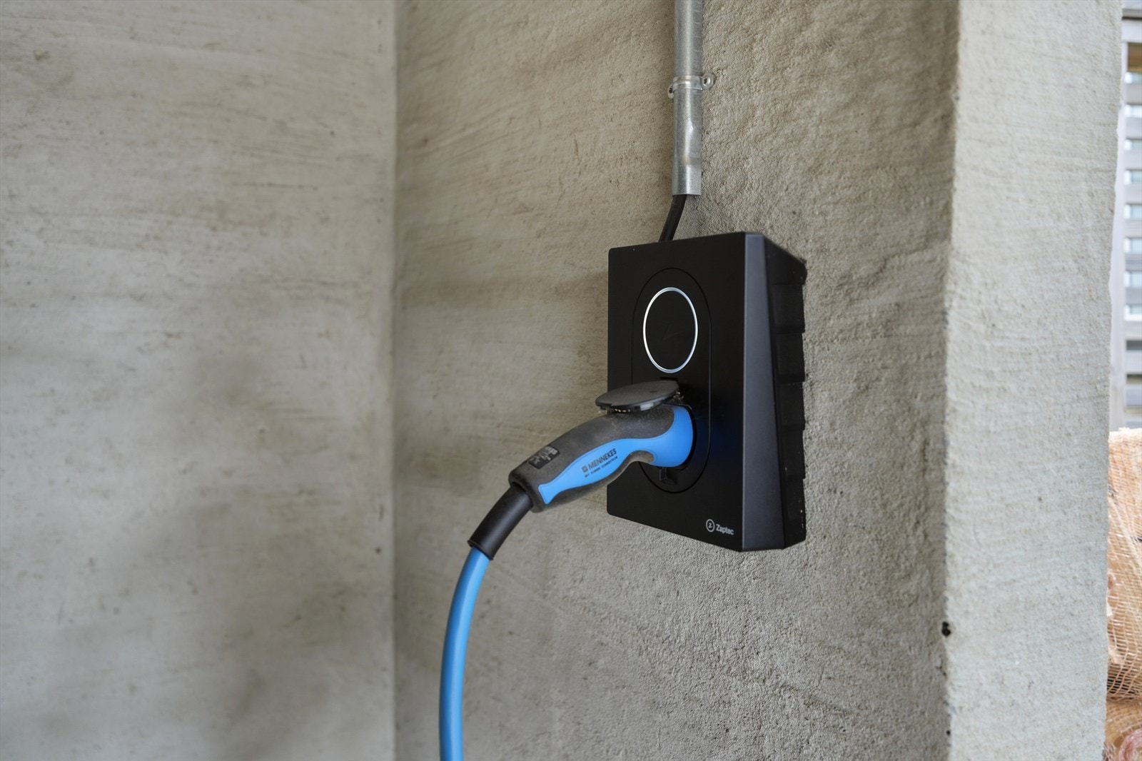 Det er installert elbillader i carporten. Galleribilde