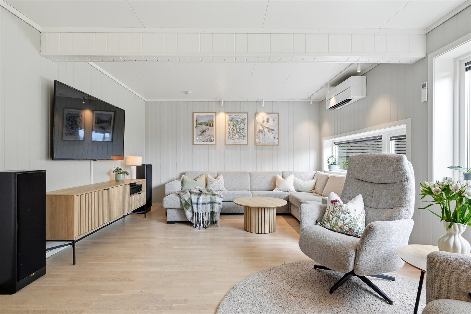Stuen har god plass til både sofagruppe og TV-møblement. Galleribilde
