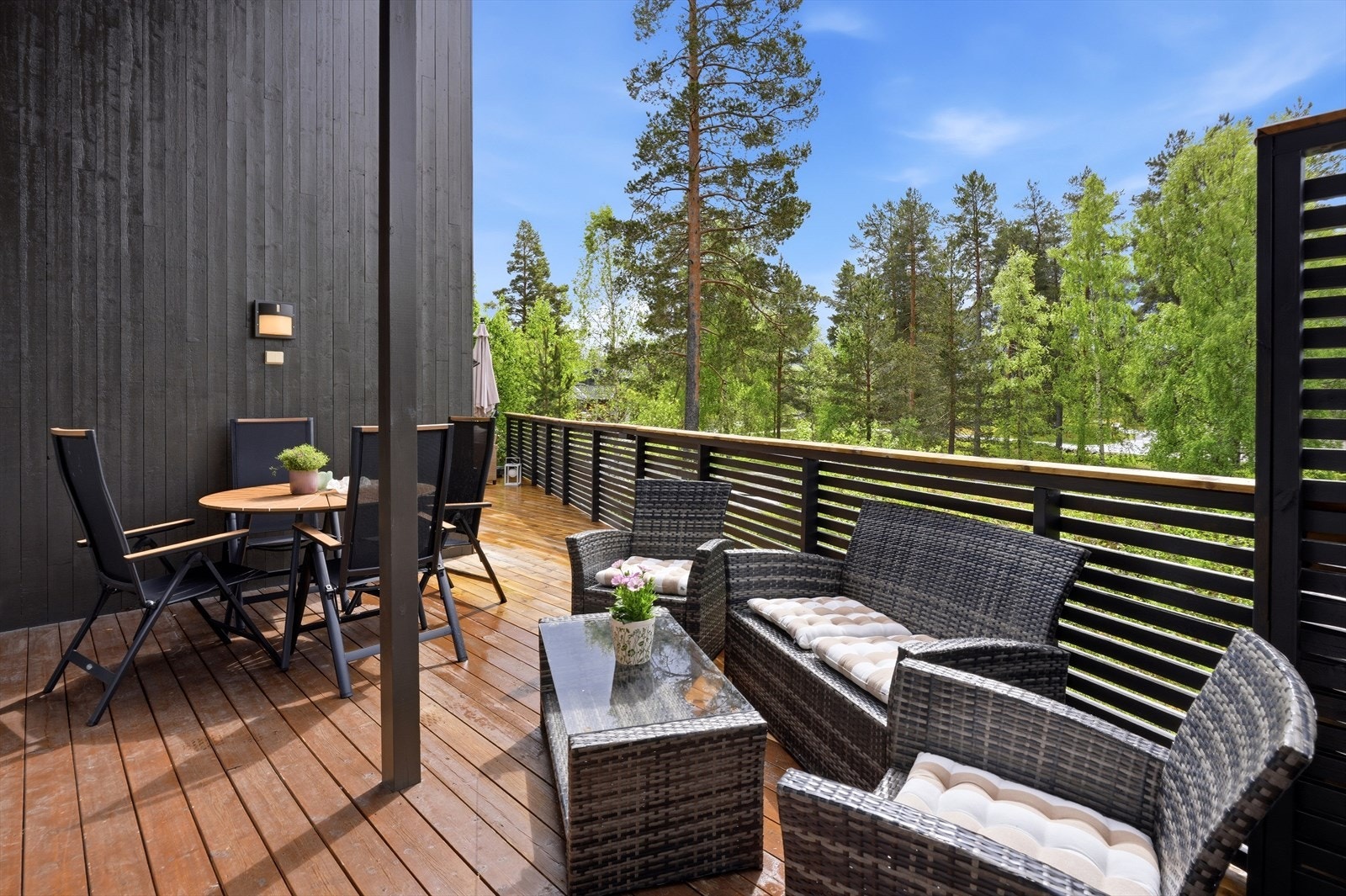 Terrassen er delvis skjermet, noe som gir en lun og privat uteplass. Galleribilde