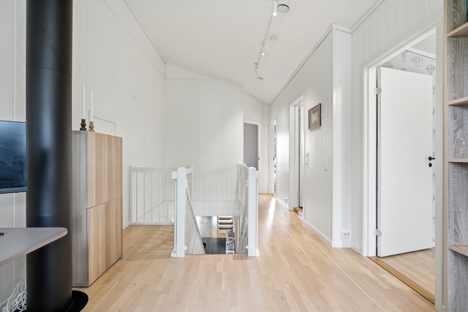 Loftstuen i andre etasje gir ekstra fleksibilitet og fungerer som et bindeledd mellom rommene. Galleribilde