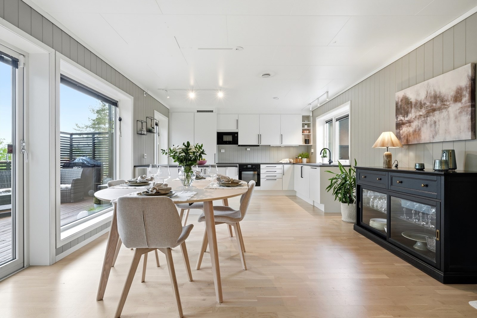 Spisestuen er en naturlig del av allrommet, med god plass til hyggelige måltider. Galleribilde