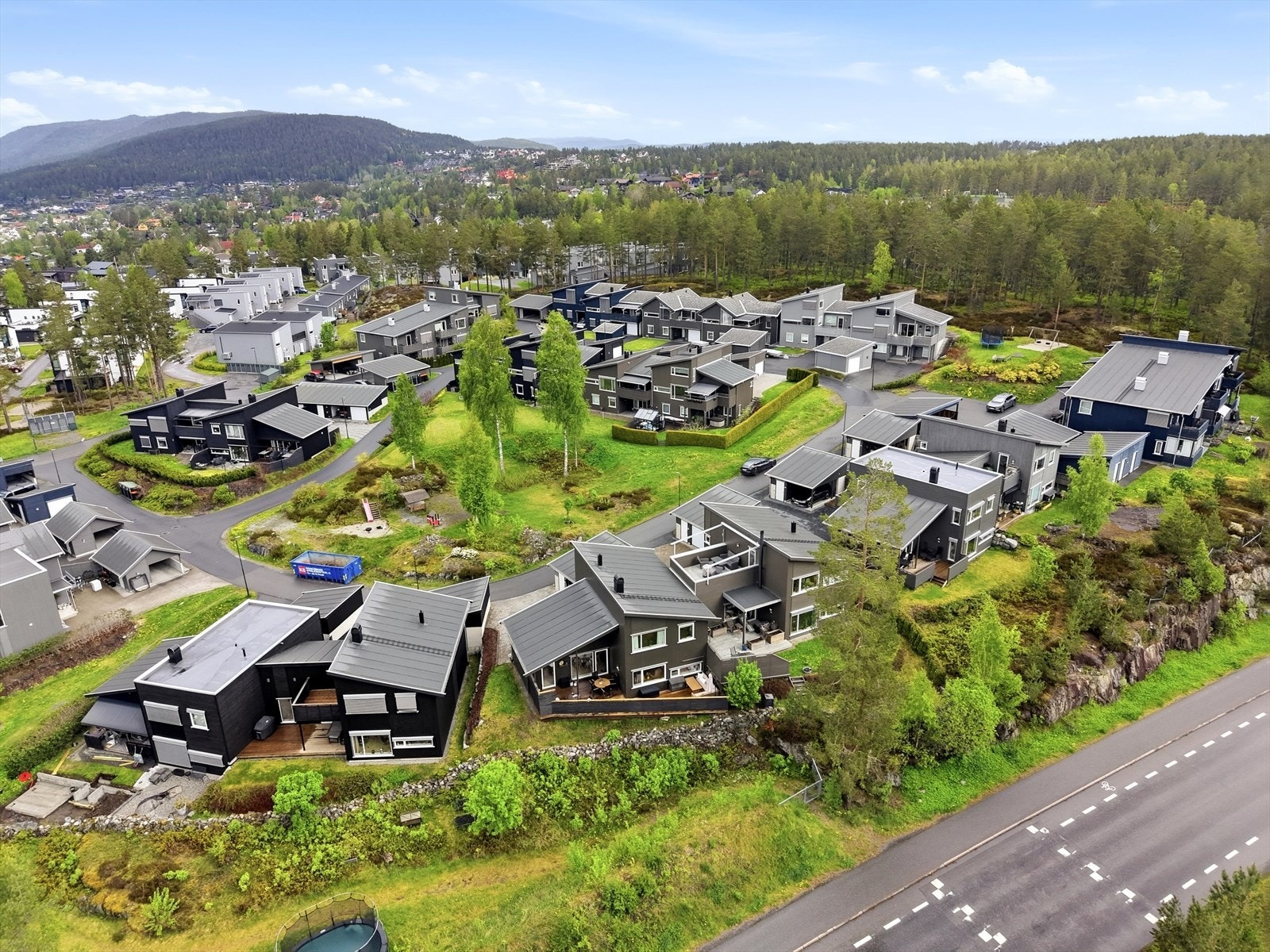 Området er preget av moderne bebyggelse og nærhet til natur. Galleribilde