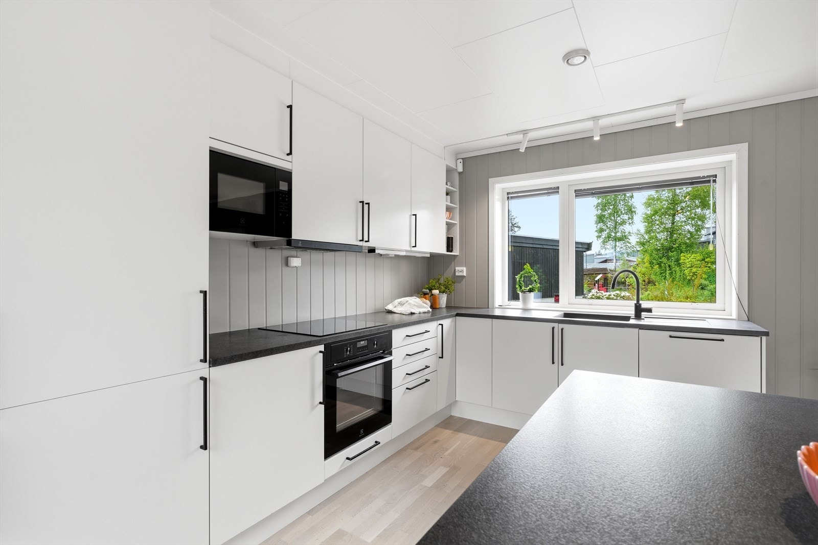 Kjøkkenet er utstyrt med stekeovn, platetopp, mikrobølgeovn, oppvaskmaskin og fullstørrelse kjøleskap. Galleribilde