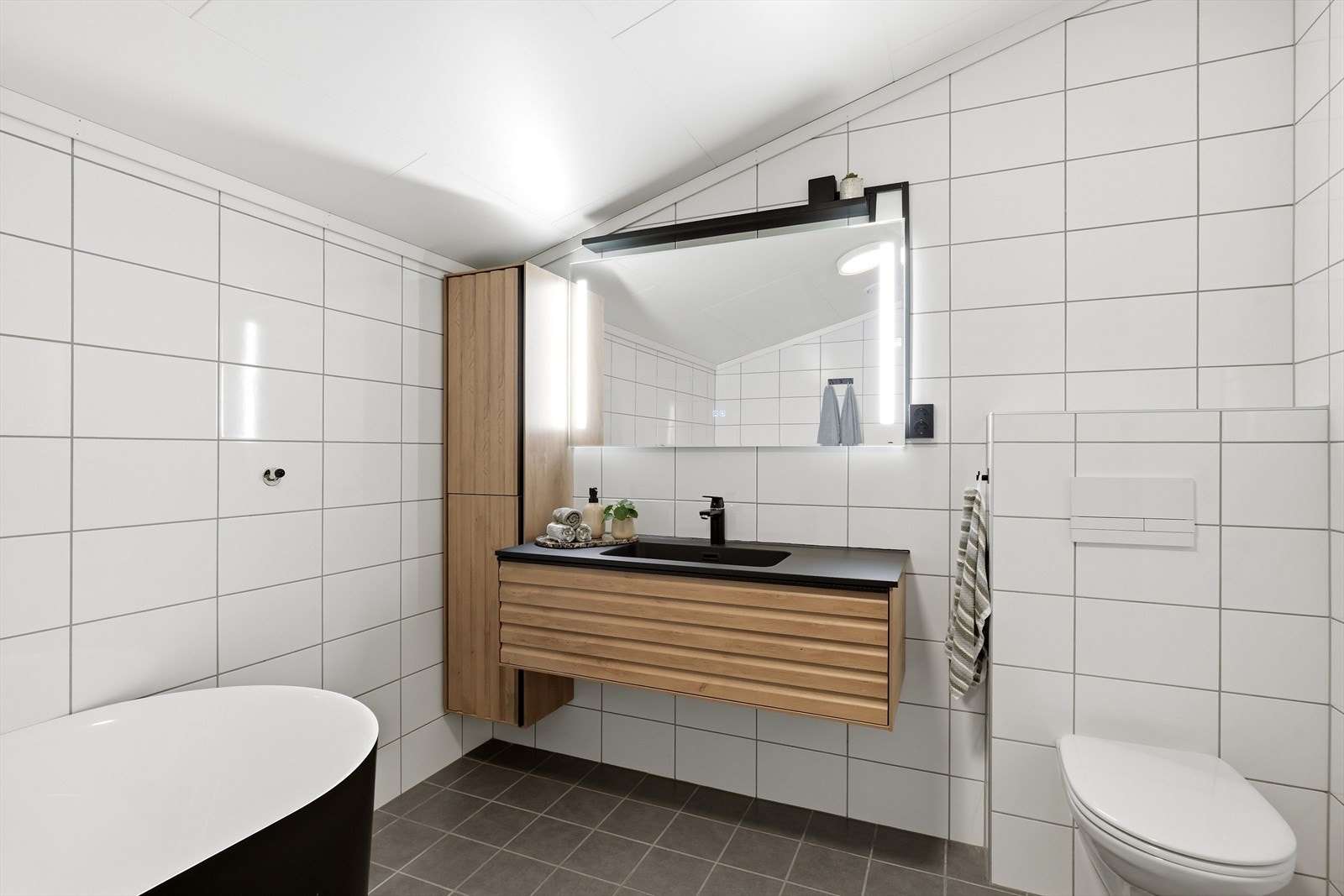 Badet i andre etasje er romslig og har flislagt gulv med varme. Galleribilde
