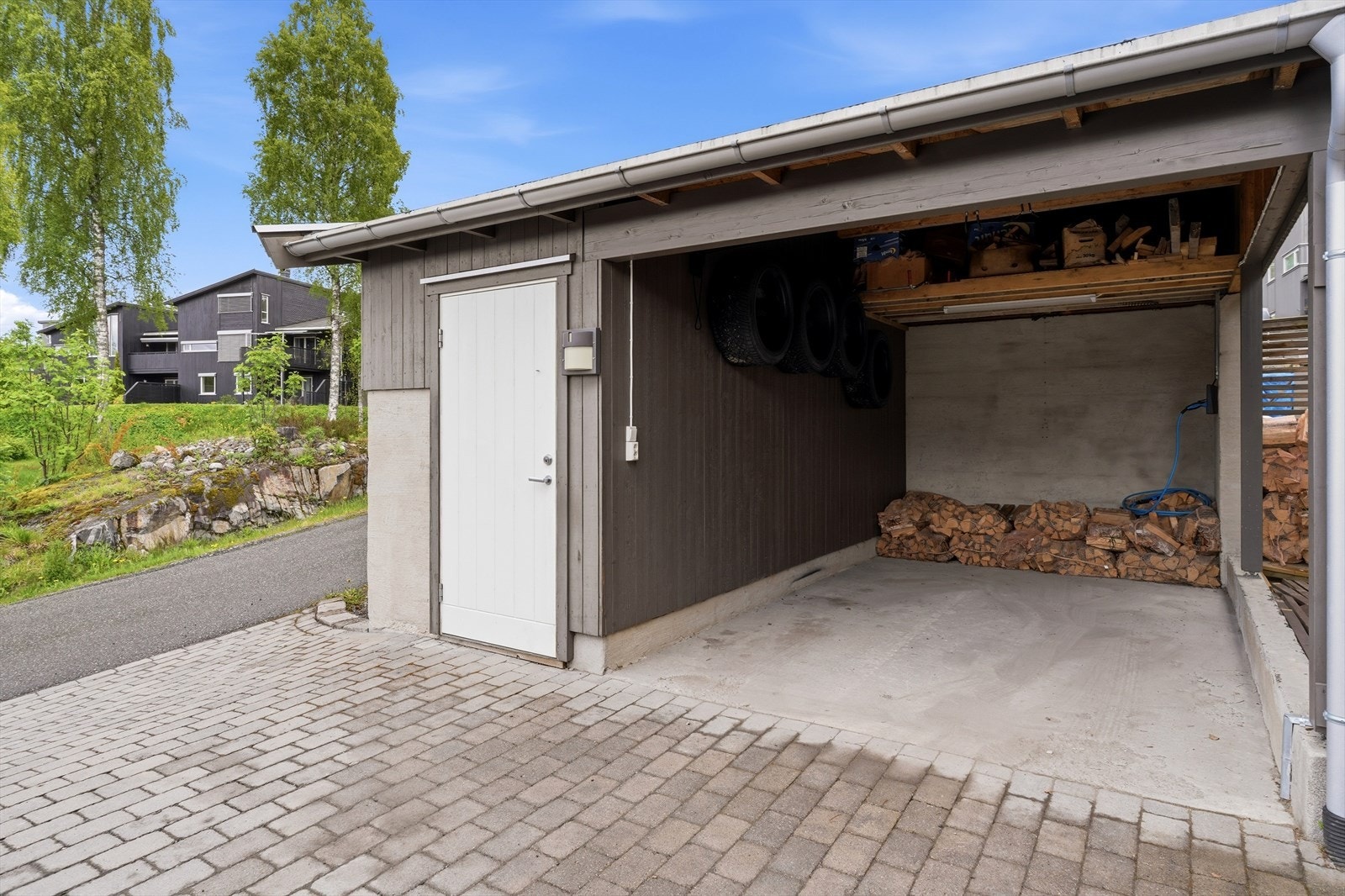 Carporten utvendig gir skjermet parkering, og har en praktisk bod med god lagringsplass. Det er også laget ''hems'' over carportrommet for ytterligere lagring. Galleribilde
