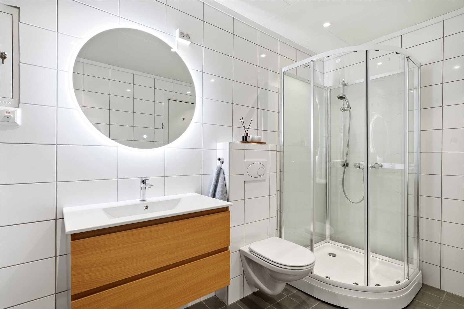 Badet i første etasje har flislagt gulv med varme, vegghengt toalett og dusjkabinett. Innredningen og speilet er nylig oppgradert. Galleribilde