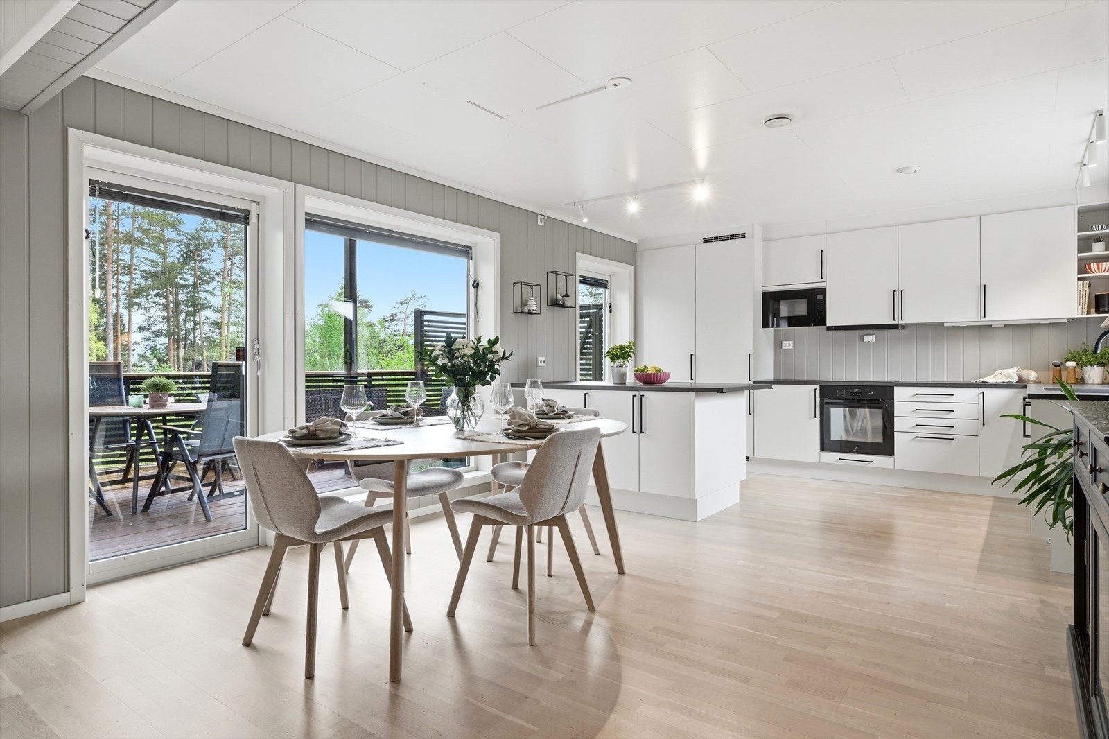 Store vindusflater og direkte utgang til terrassen visker ut skillet mellom inne og ute. Galleribilde