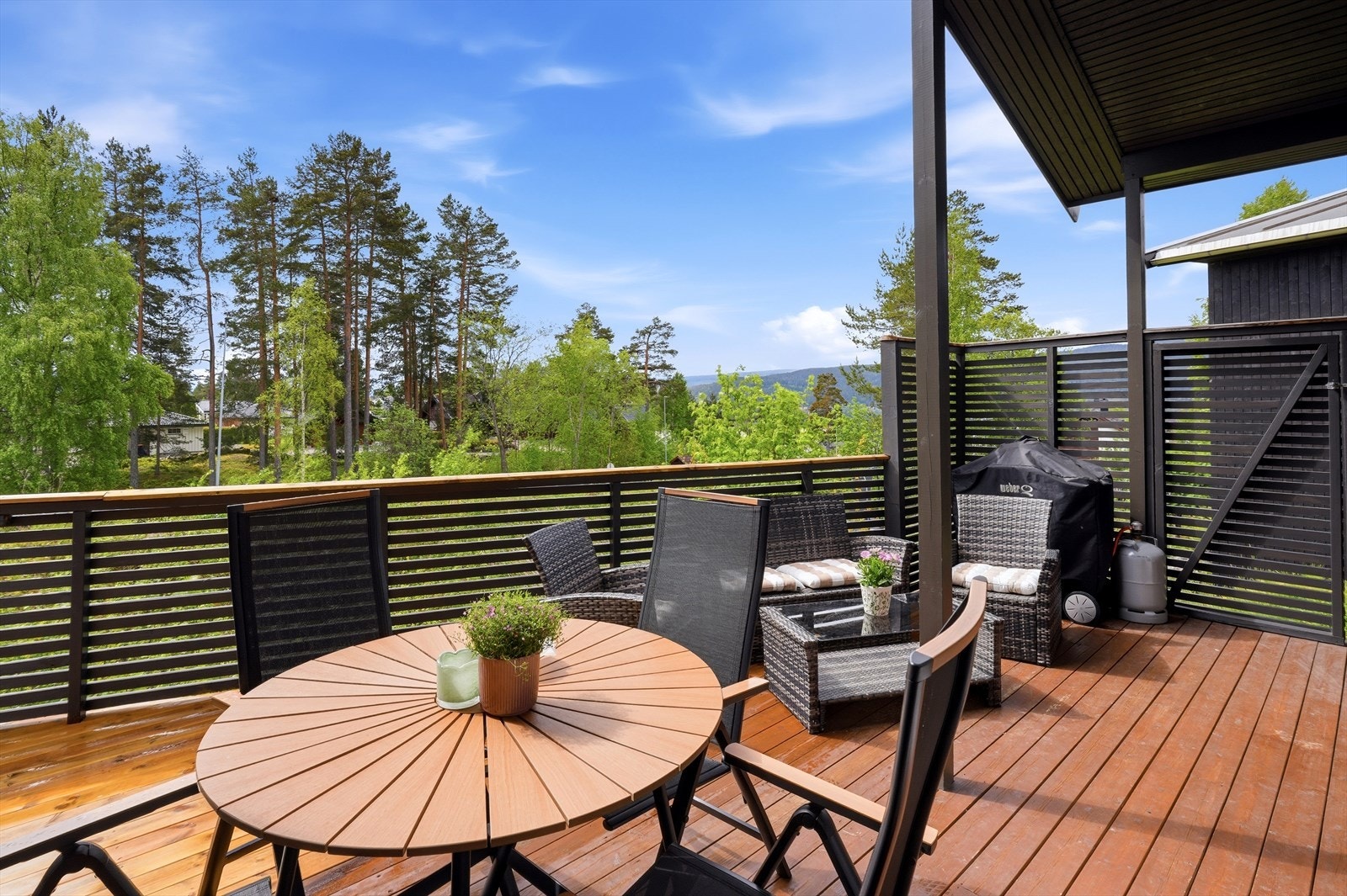 Den store terrassen på ca. 37 m² har god plass til flere sittegrupper. Selger har påkostet terrassen med nytt gjerde og gulv, etter en betydelig oppgardering av uteplassen. Galleribilde