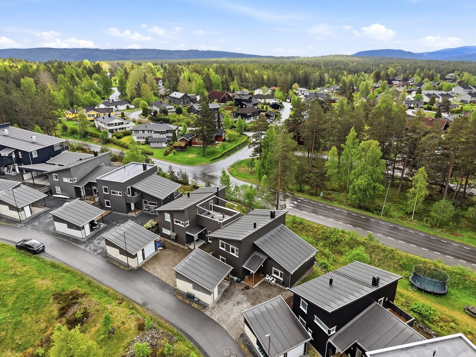 Fra eiendommen er det kort vei til både skoler, barnehager og dagligvarebutikker. Galleribilde
