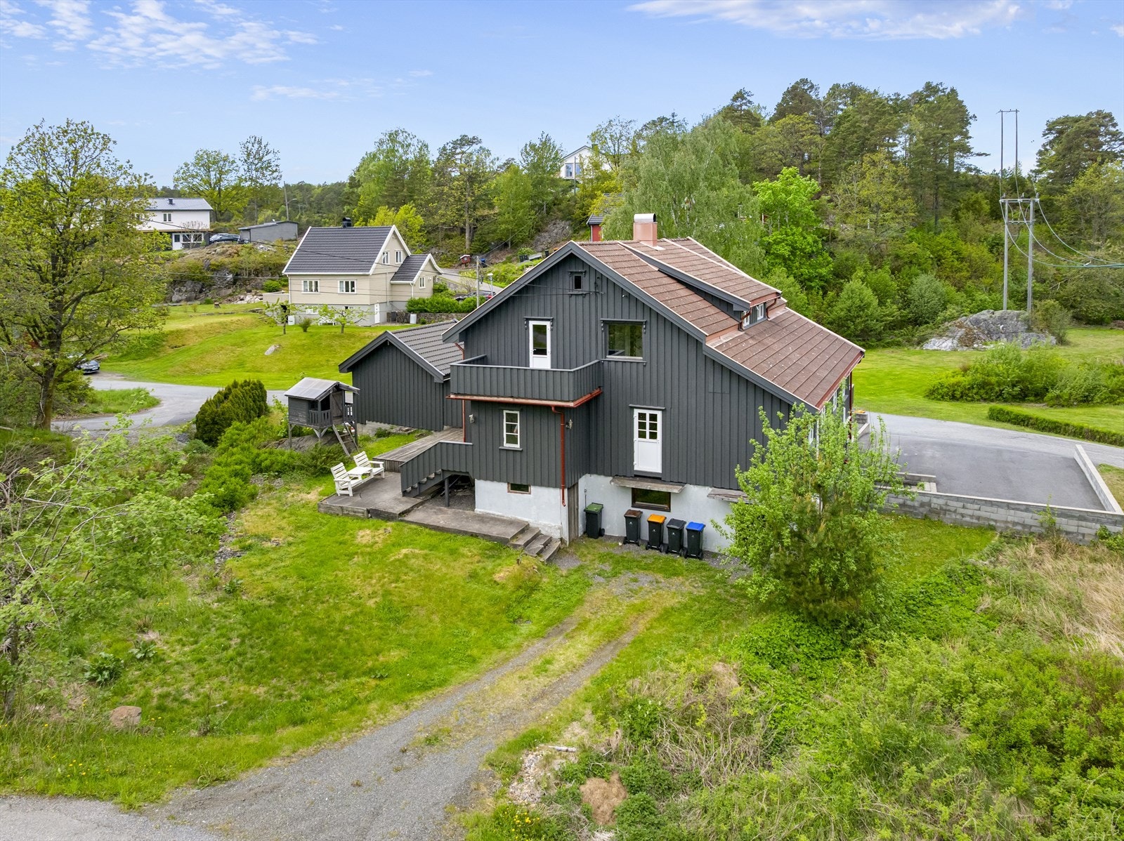 Romslig tomt. Galleribilde