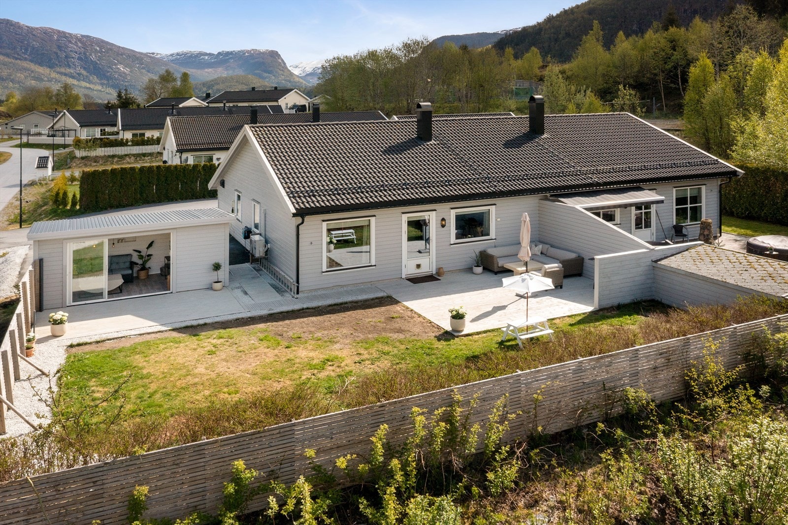 Frå hagen er det kort veg til koseleg hagestove Galleribilde