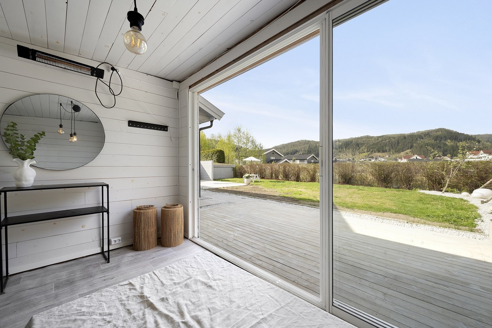 Skyvedøra i glas opnar uthuset opp mot hagen og terrassen. Galleribilde