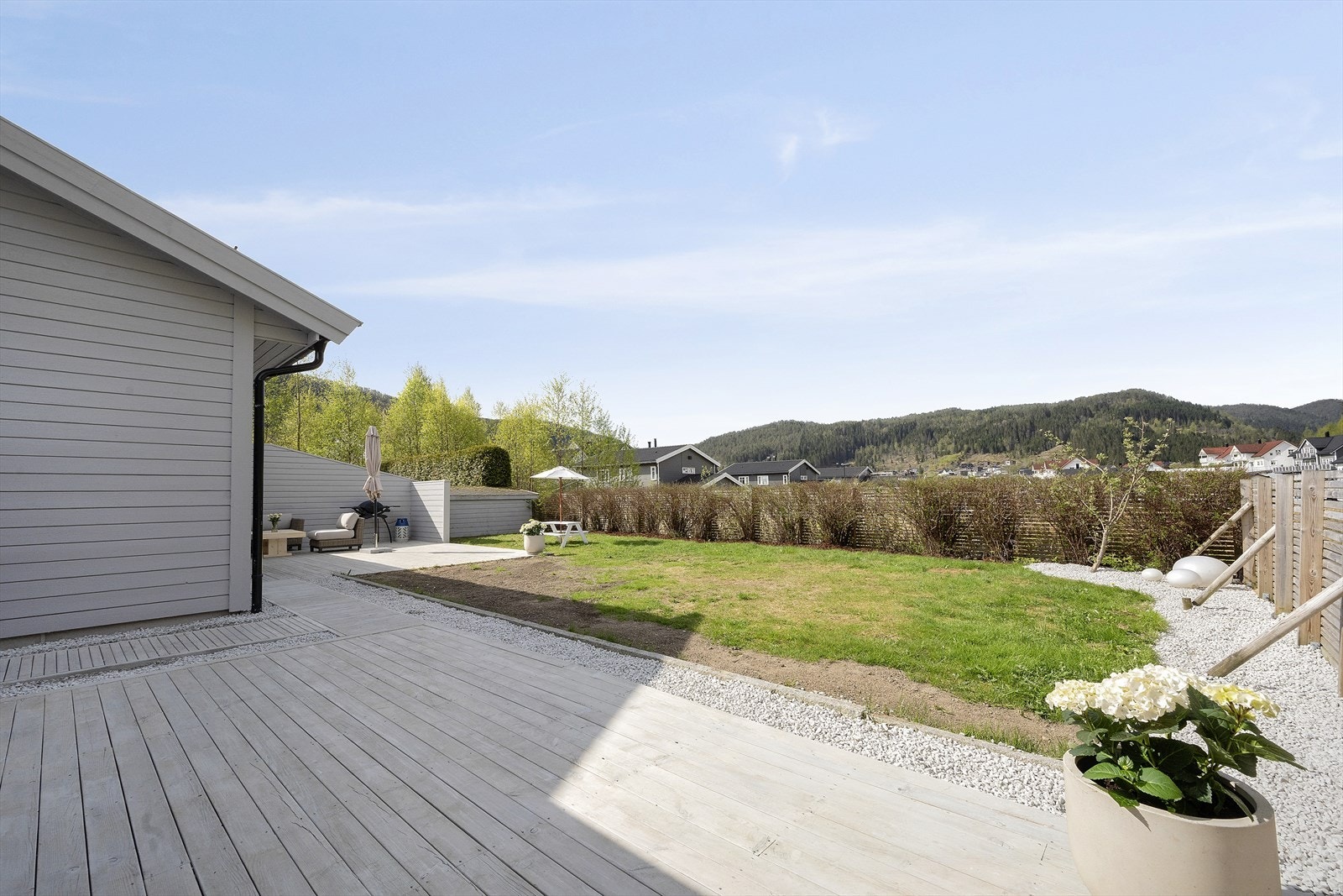 Tomta er opparbeidd med plen, gruslagde gangareal og terrassar. Galleribilde