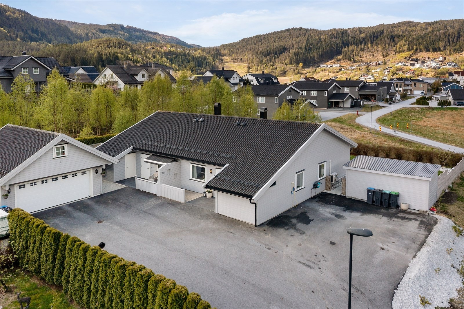 Enkel tilkomst til asfaltert tun med to parkeringsplassar Galleribilde