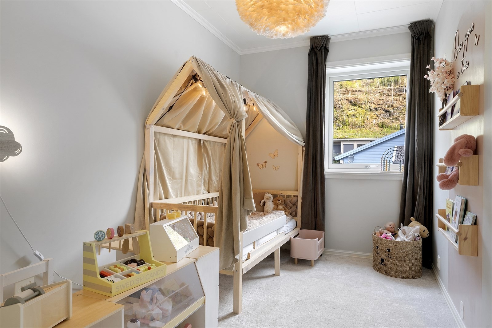 Soveromma har malte plater på veggane, som gjer det enkelt å tilpasse med eigne fargeval. Galleribilde