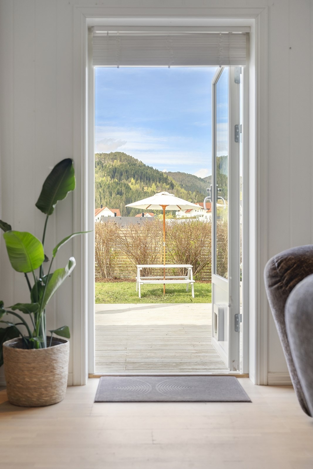 Balkongdøra har katteluke og fører rett ut til den store markterrassen. Galleribilde