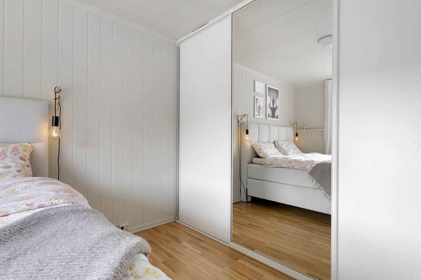 Rommet er utstyrt med ein romsleg skyvedørsgarderobe med innreiing. Galleribilde