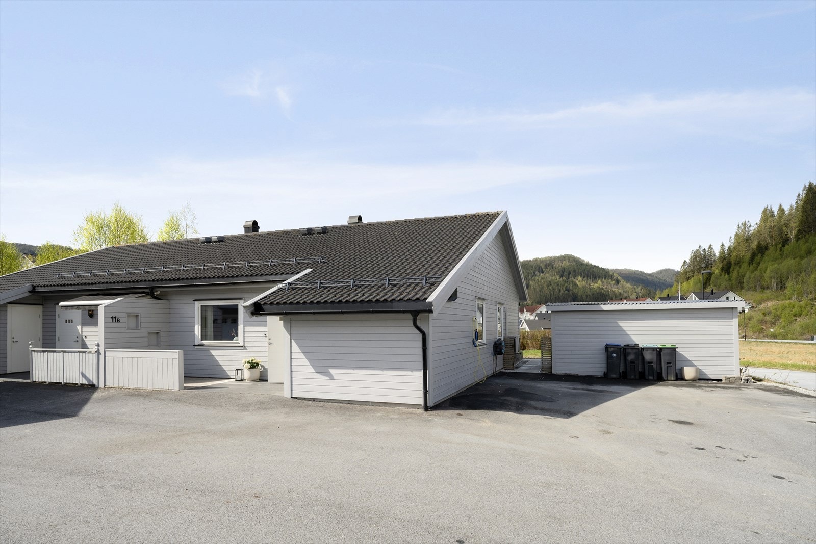 Asfaltert tun med god plass til parkering. Galleribilde
