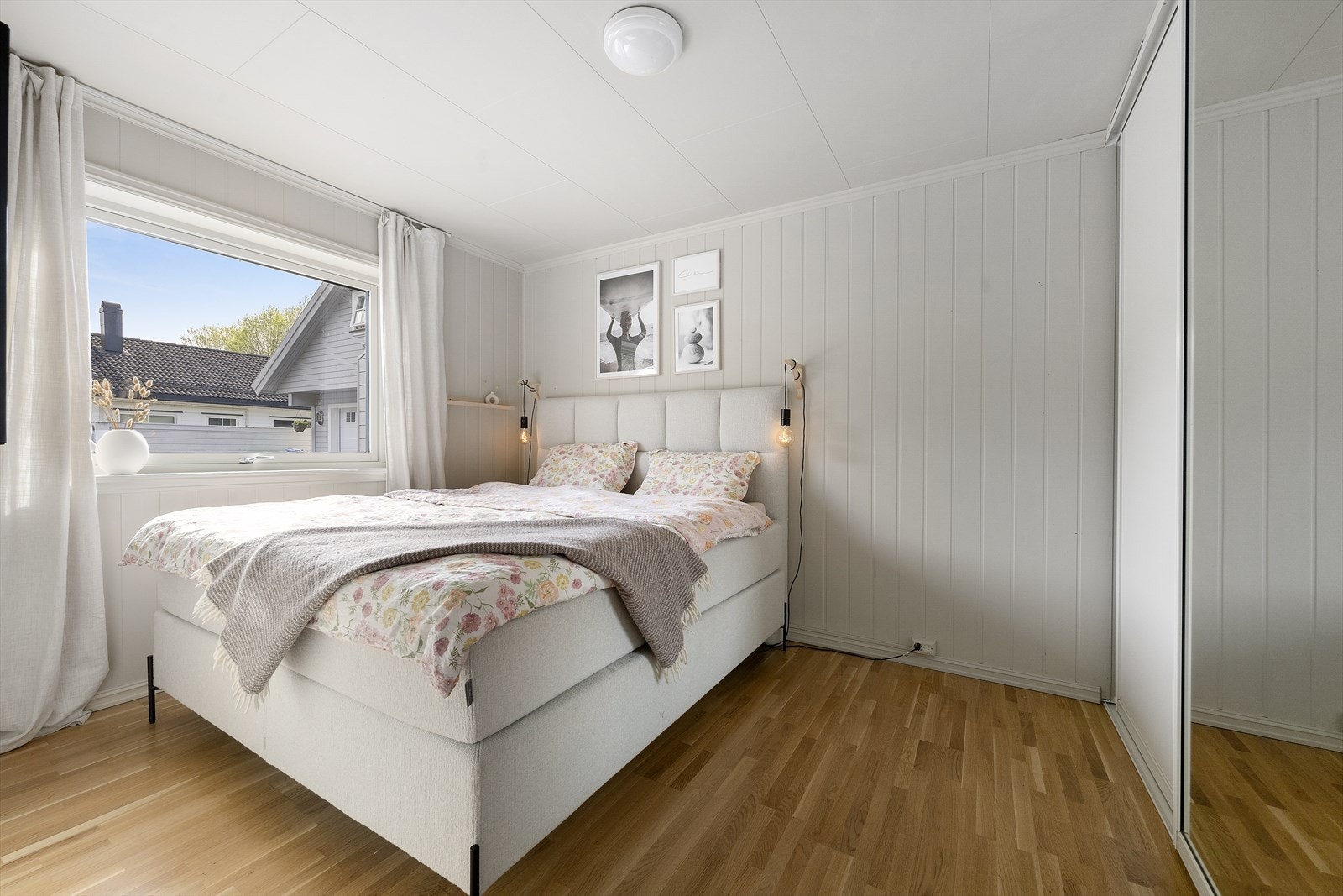 Hovudsoverommet har god plass til dobbeltseng og tilhøyrande møblement. Galleribilde