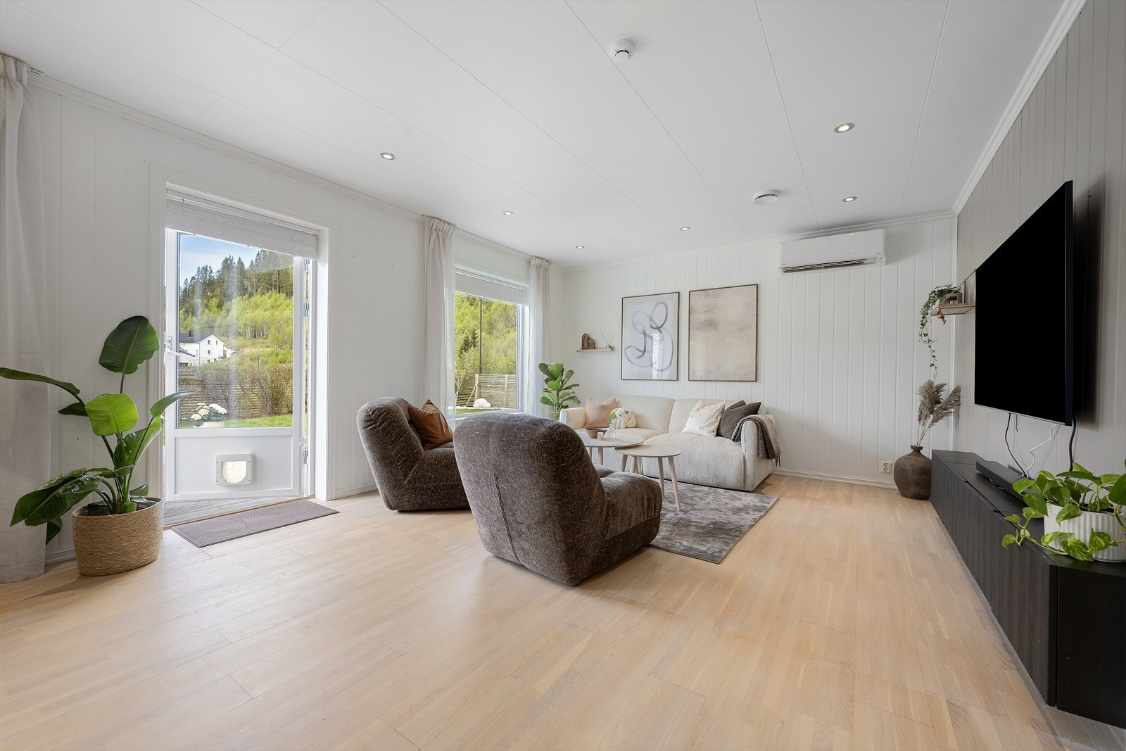 Store vindauge med 3-lags glas gir god kontakt med uteområdet og slepp inn rikeleg med naturleg dagslys. Galleribilde