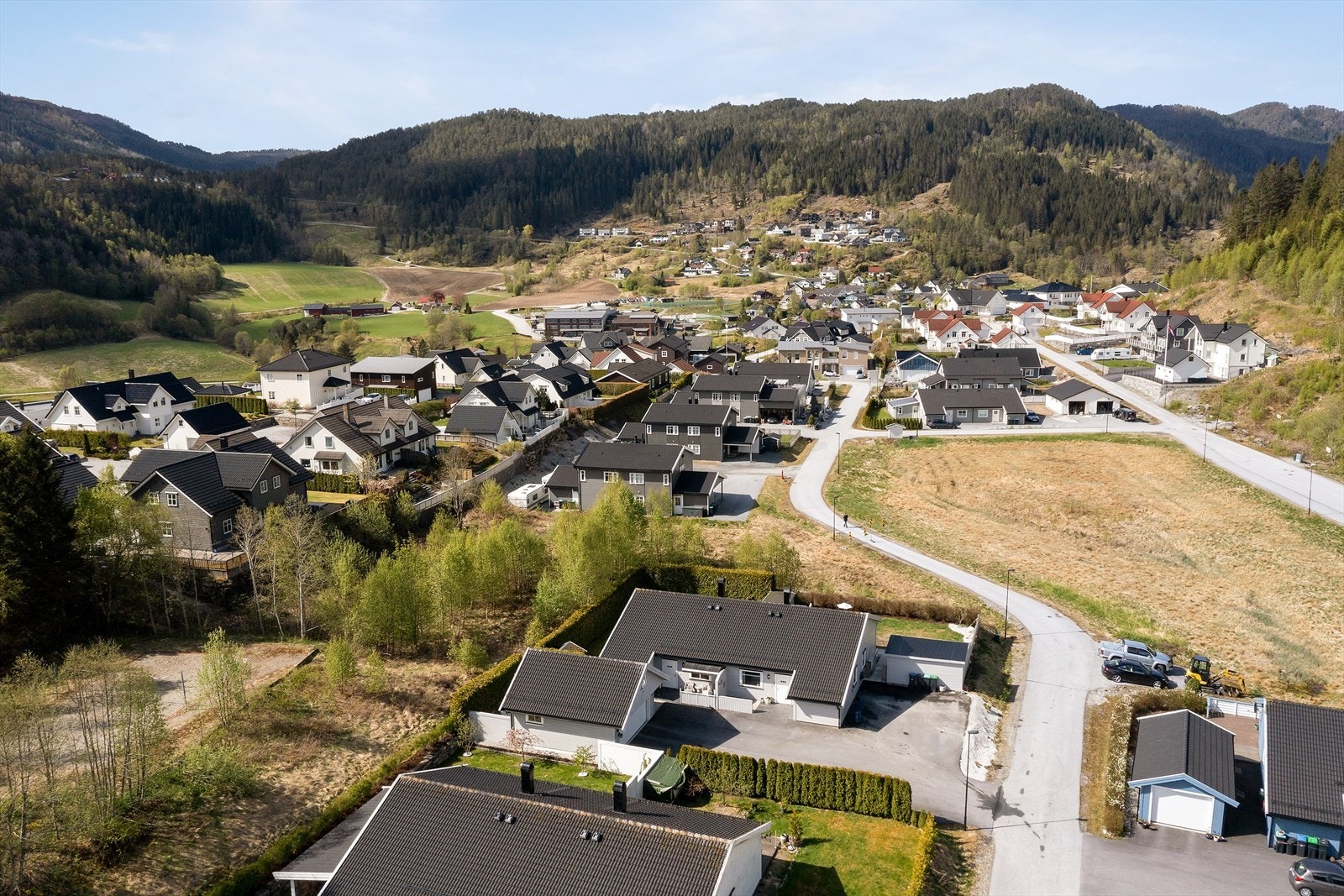 Kort veg til Sunde skule (1-7 kl.), som ligg ca. 1 km unna. Galleribilde