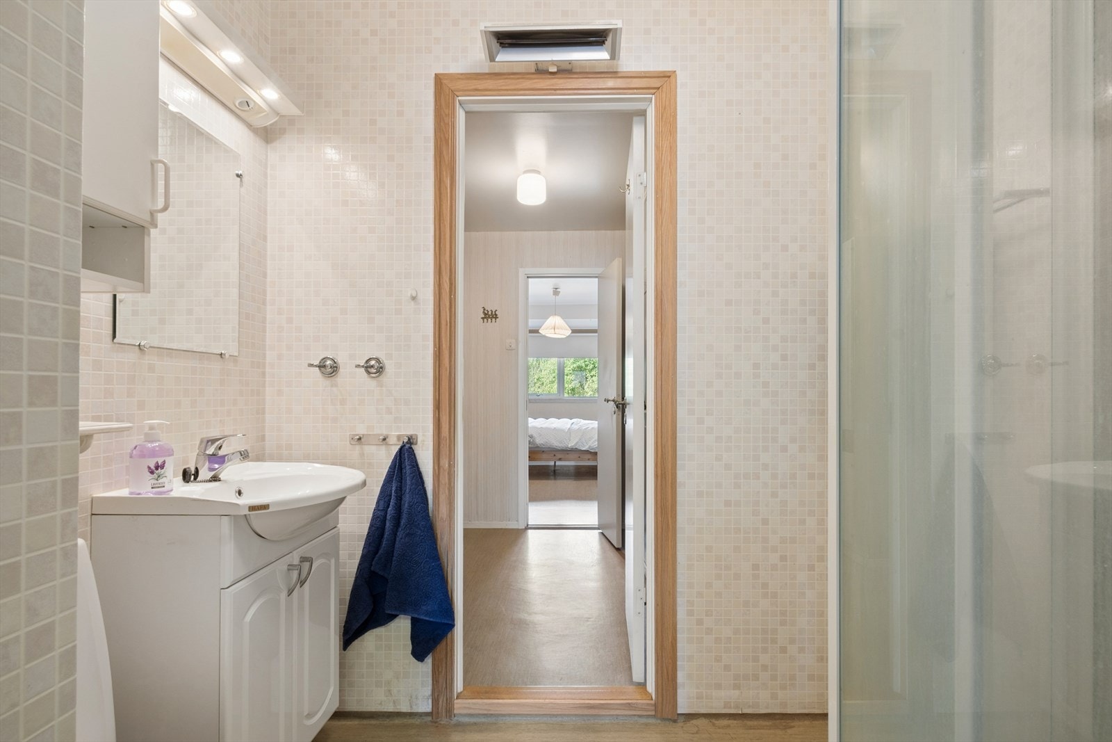 Fra kjøkkenet er det tilgang til det ene badet. Galleribilde