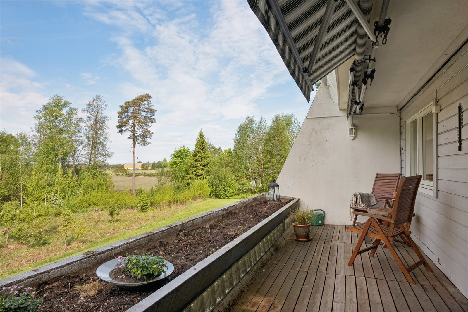 Stor og hyggelig balkong med kveldssol ut utsyn til skog og mark. Galleribilde