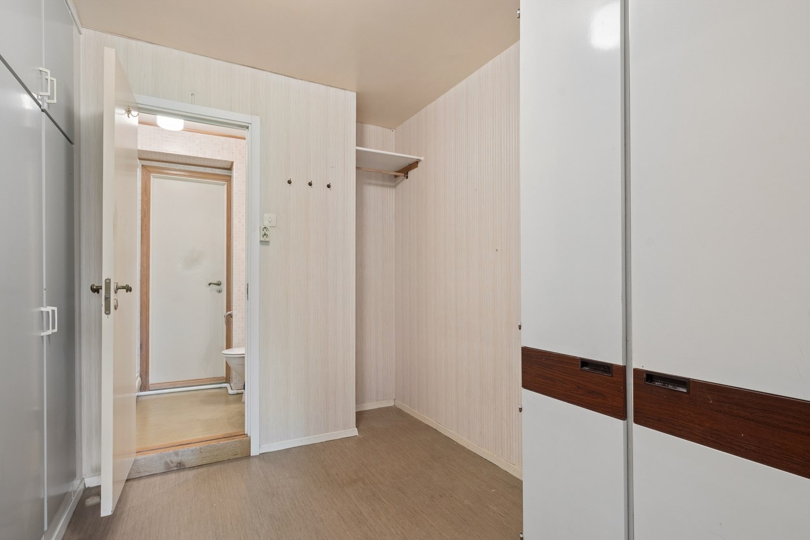 Fra badet går man videre inn i "walk inn" rom og videre inn på hovedsoverommet. Galleribilde