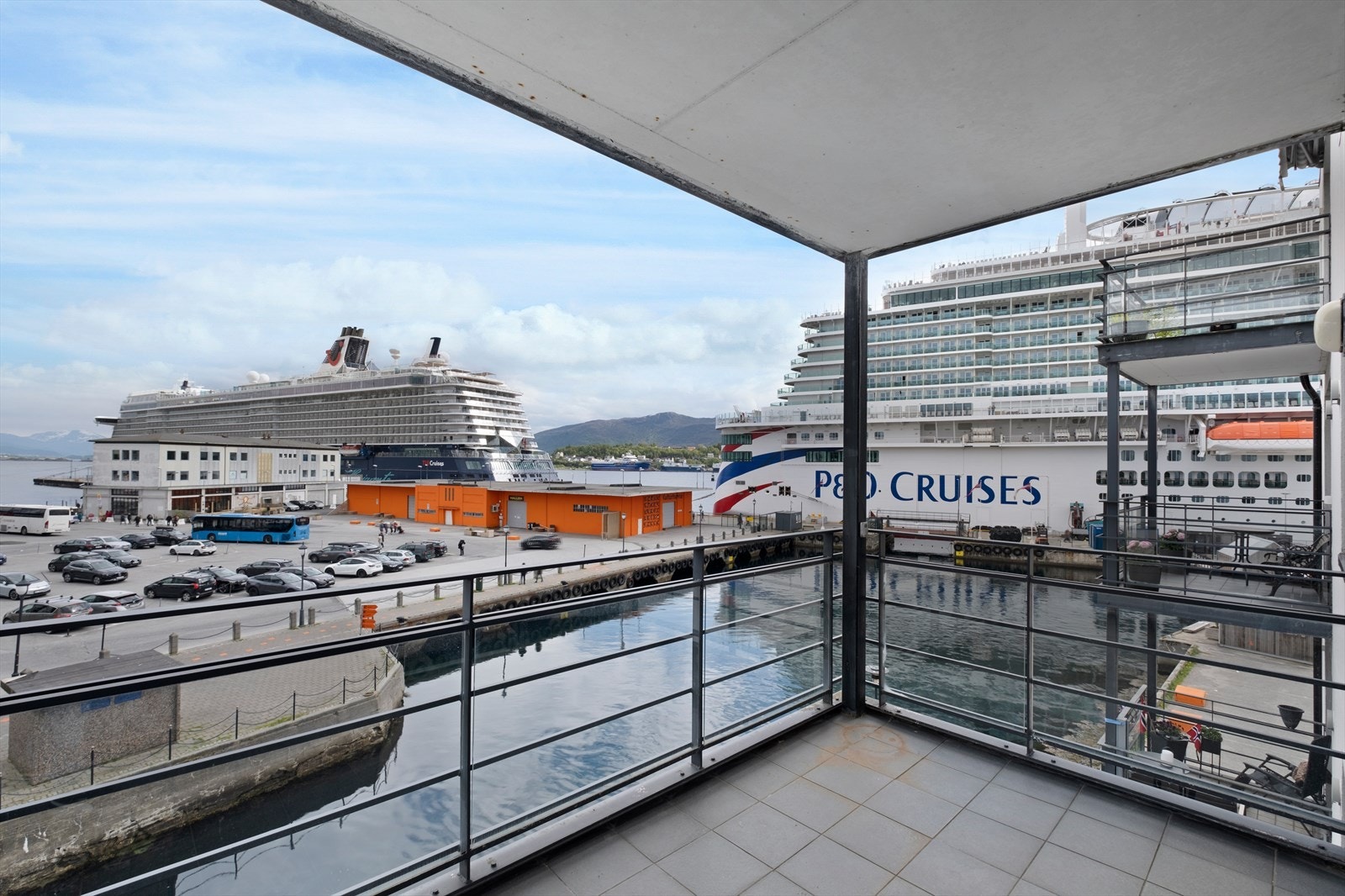 Fra veranda er det fin utsikt utover fjorden Galleribilde