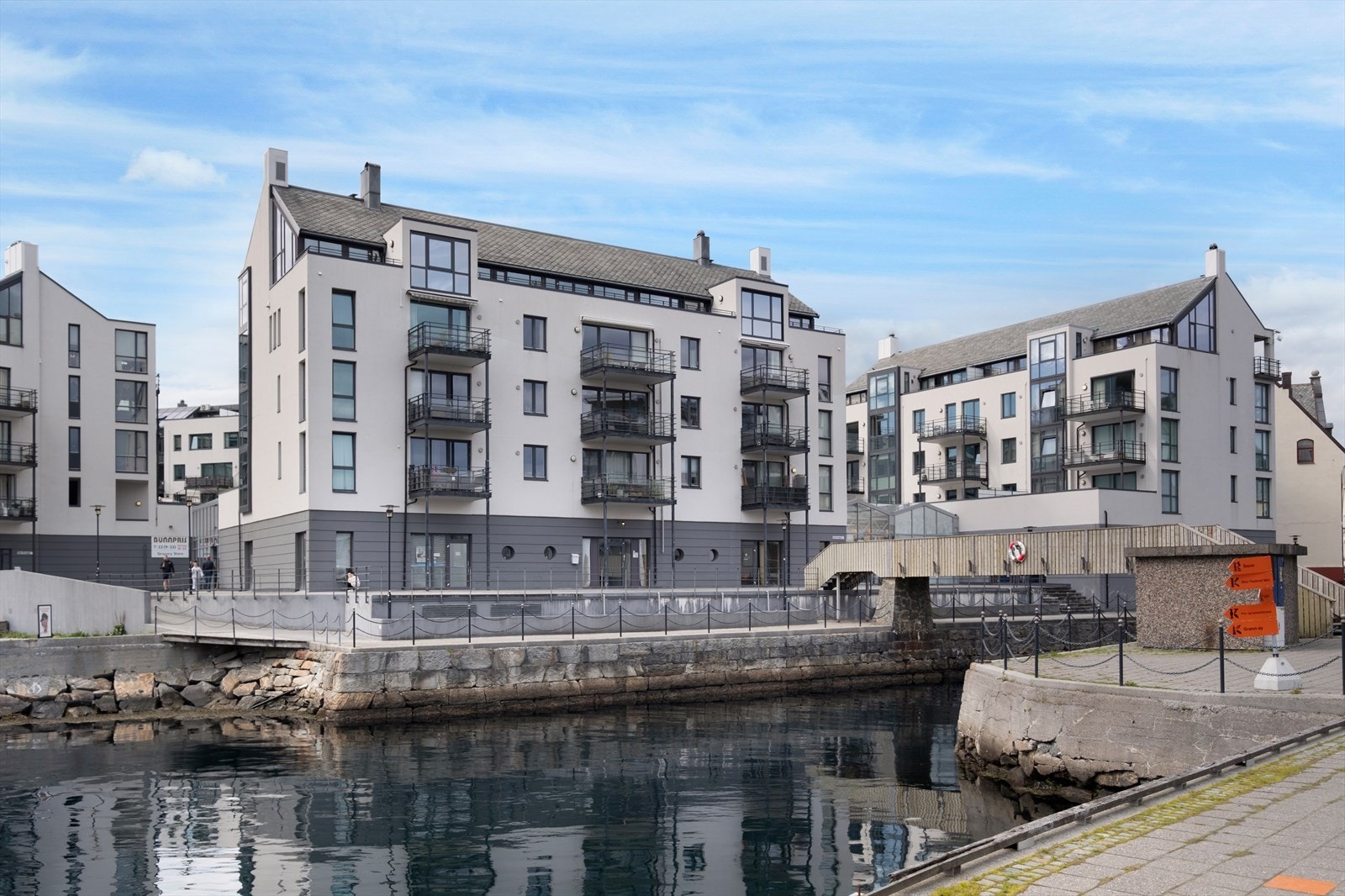 Leiligheten ligger i 3. etasje med utsikt mot Brosundet og fjorden Galleribilde