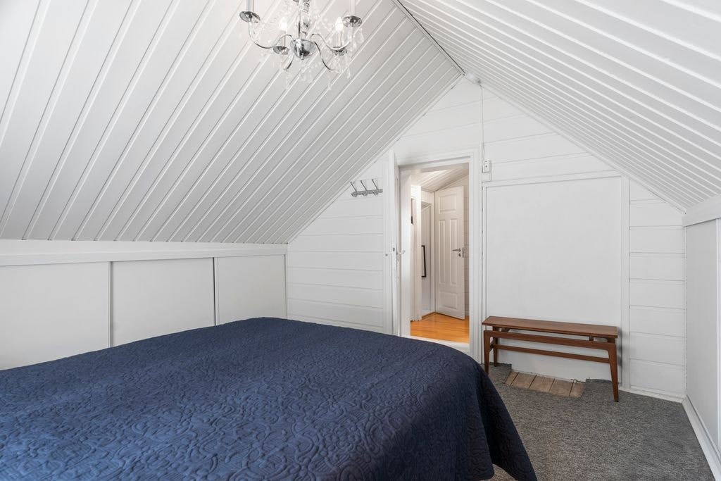Soverommet er av god størrelse med plassbygget garderobeløsning langs vegg Galleribilde