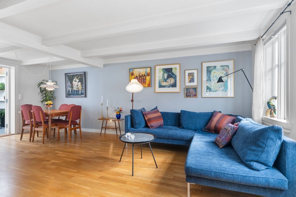 Gode vindusflater, samt terrassedør slipper inn godt med naturlig lys Galleribilde