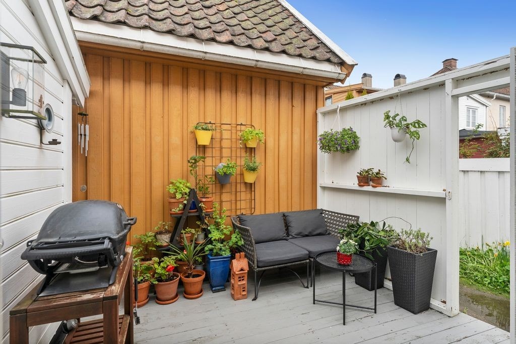 Her har man god plass til sittegruppe og grill ved sessong Galleribilde