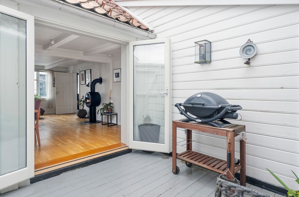 Fra stua er det direkte adkomst til hyggelig uteområde på baksiden Galleribilde