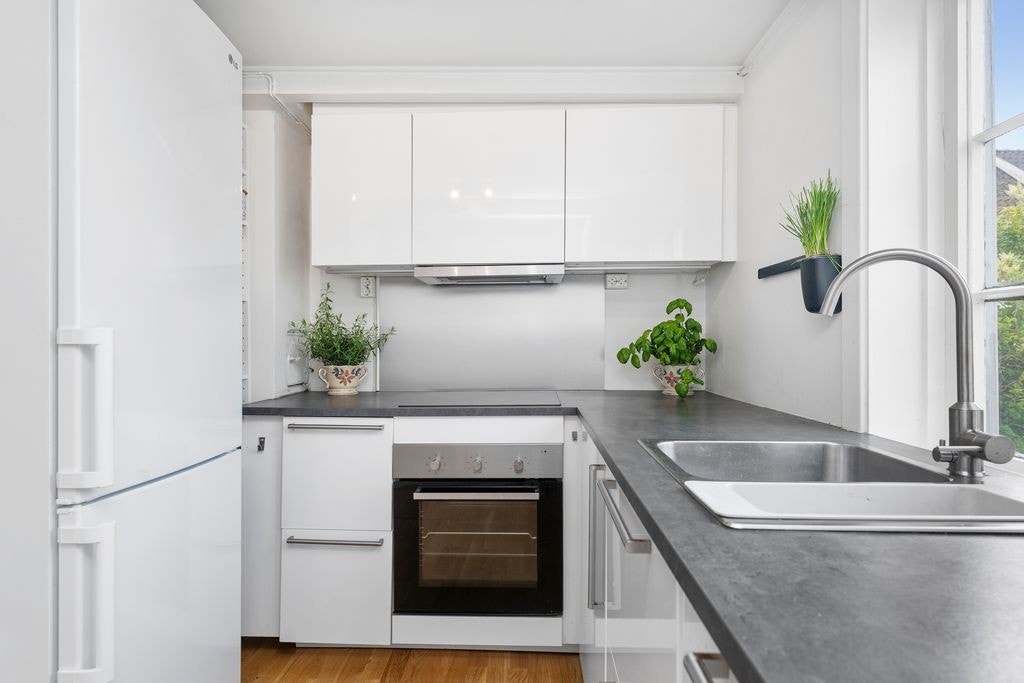 Glatt innredning med laminat benkeplate Galleribilde