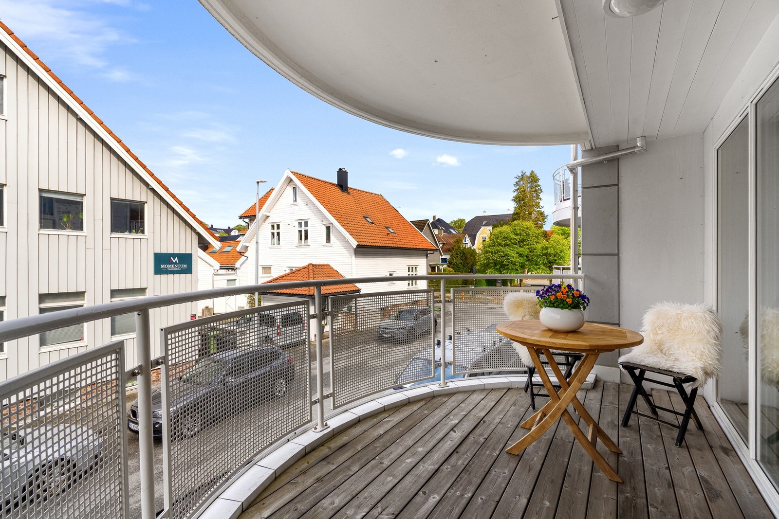 Velkommen til en pen 3-roms leilighet i byggets 2. etasje med overbygget balkong og sentrumsnær beliggenhet. Galleribilde