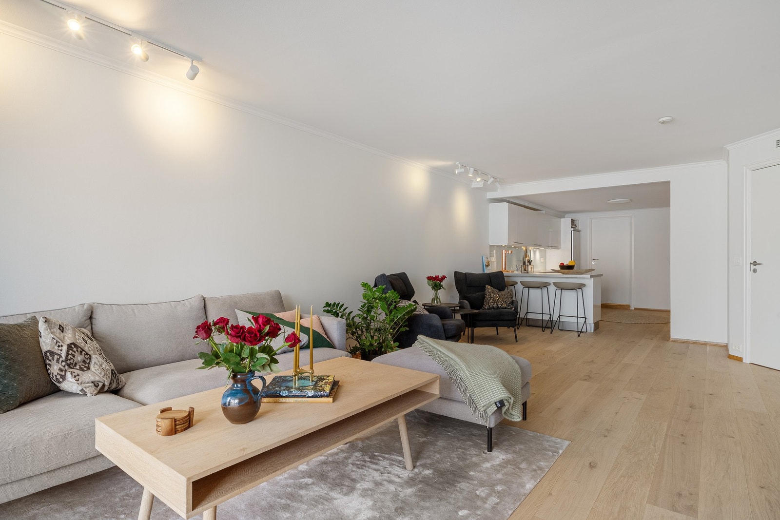 Stue og kjøkken ligger i åpen løsning til hverandre, noe som bidrar til en sosial atmosfære. Galleribilde