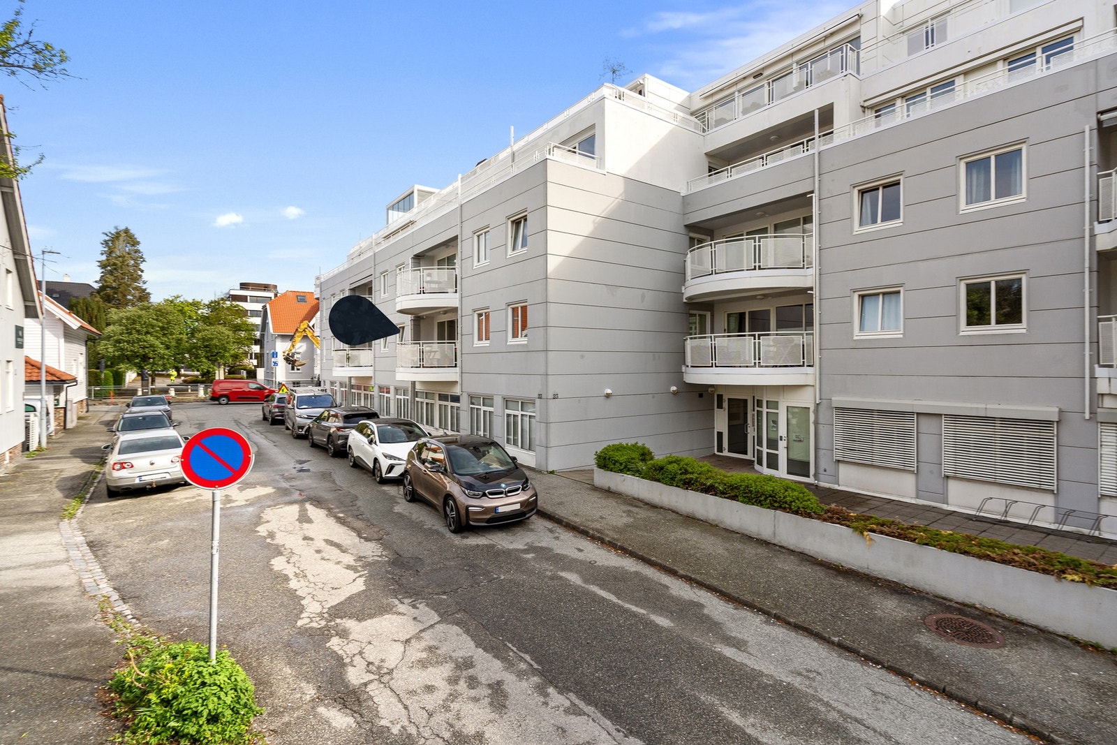 Tilhørende leiligheten er parkering i lukket anlegg med elbil-lader. Galleribilde