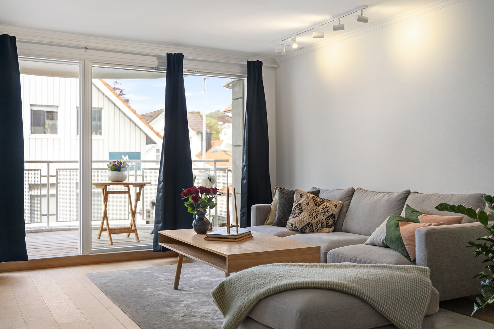 Fra stuen er det utgang til sørvestvendt balkong. Galleribilde