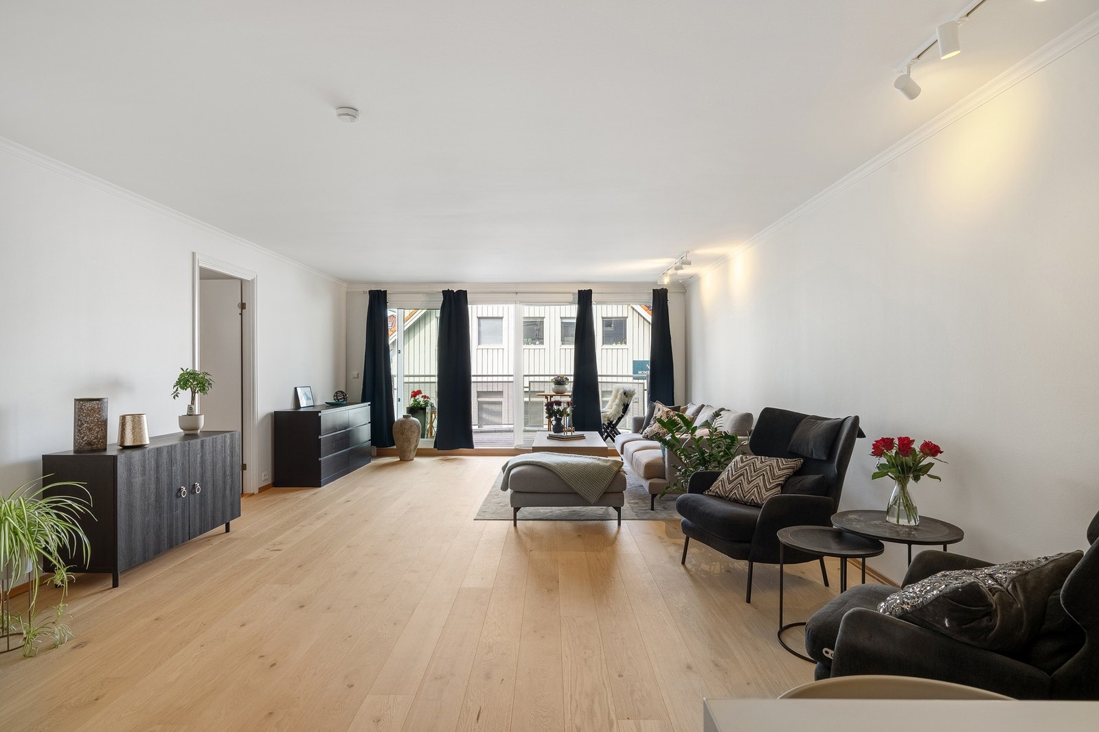 Leiligheten fremstår lys og luftig med en romslig stue og store vindusflater. Galleribilde