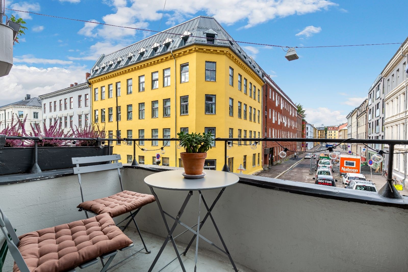 Balkongen mot enveiskjørt blindgate. Galleribilde