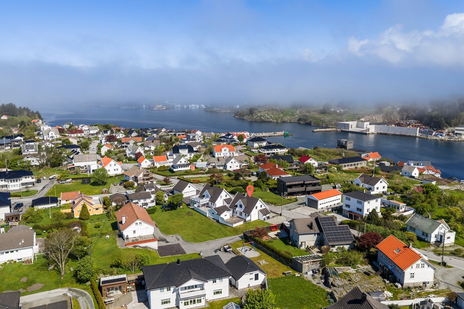 Boligen har beliggenhet i et etablert og barnevennlig boligområde på Vea. Galleribilde