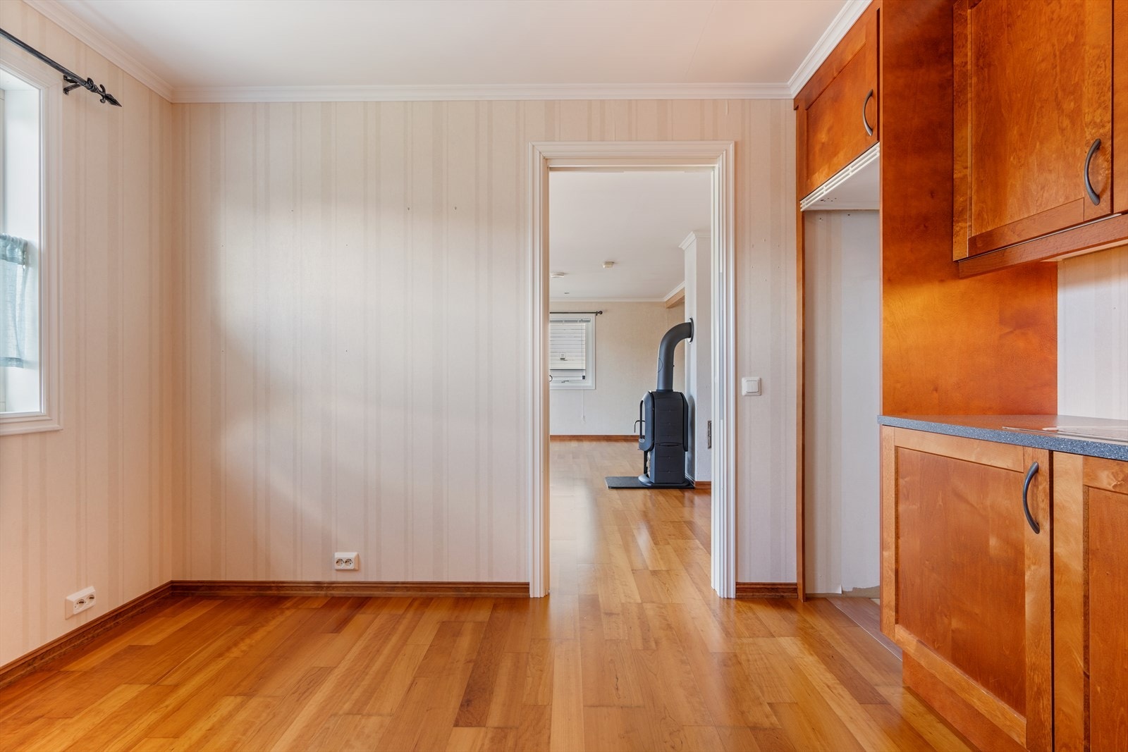 Kjøkkenet har plass til spisebord og er utstyrt med komfyr, platetopp og oppvaskmaskin. Galleribilde